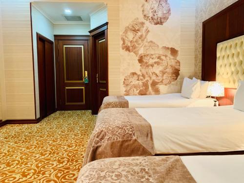 Clover Hotel Baku tesisinde bir odada yatak veya yataklar