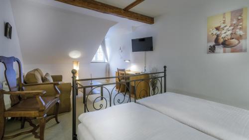 ein Schlafzimmer mit einem Bett und ein Wohnzimmer in der Unterkunft Schloss - Schenke Tunzenberg in Mengkofen