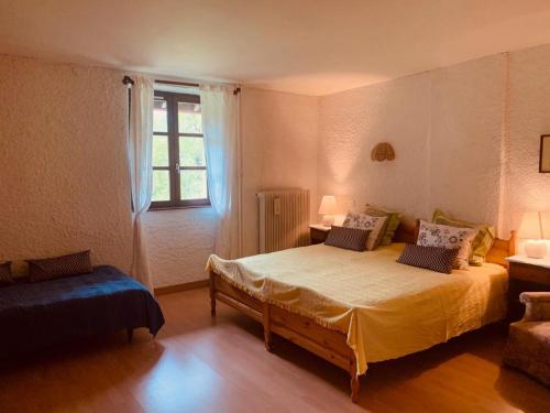 Una cama o camas en una habitación de Le Castel Blanc