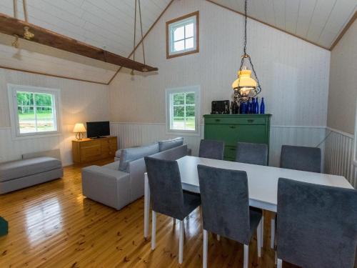 sala de estar con mesa de comedor y sillas en Holiday Home Lilla nennebo by Interhome en Förby