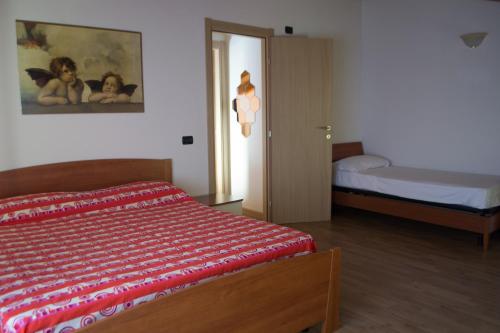 a bedroom with a bed and a painting on the wall at Residence Dorio in Dorio