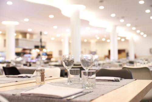 Un restaurante u otro lugar para comer en DWO Sirius - Adults Only