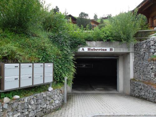 un tunnel buio con un cartello che dice ahallaride b di Apartment Hubertus A by Interhome a Habkern