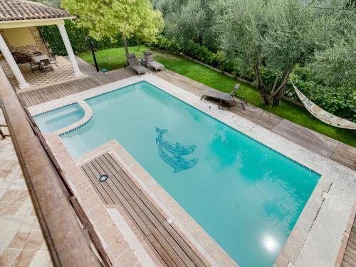 vista sul tetto di una piscina in un cortile posteriore di Villa Caliopa by Interhome a Grasse