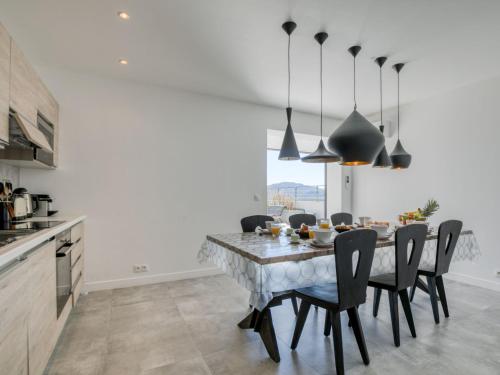 une cuisine et une salle à manger avec une table et des chaises dans l'établissement Apartment Château-18 by Interhome, à Porto-Vecchio