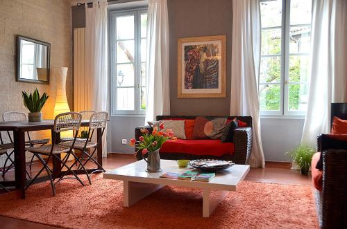 un salon avec un canapé et une table dans l'établissement Bel appartement Villeneuve Lès Avignon, à Villeneuve-lès-Avignon