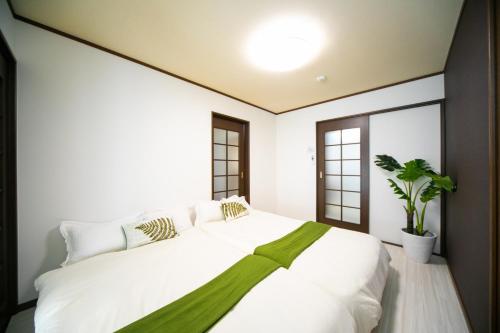 سرير أو أسرّة في غرفة في Yokkaichi Large House in Shimizucho nearby Yokkaichi STN