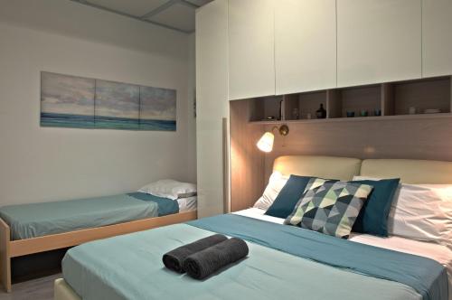 1 dormitorio con 2 camas y toallas en la cama en La Maison In Rome, en Roma