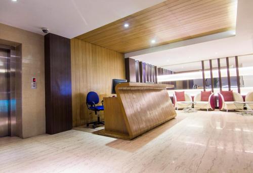 an office with a lobby with a desk and chairs at The Roa Hotel in Mumbai