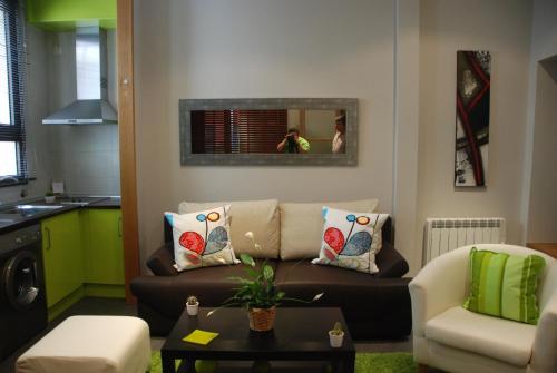 a living room with a couch and a table at Apartamento Judería in Toledo
