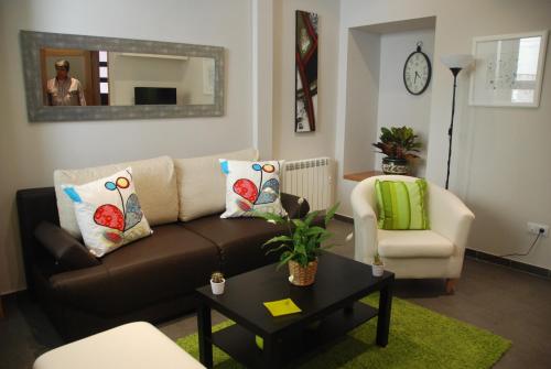 a living room with a couch and a chair at Apartamento Judería in Toledo
