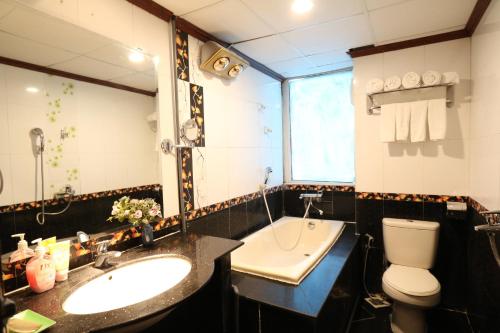 Kylpyhuone majoituspaikassa A25 Hotel - 44 Hàng Bún