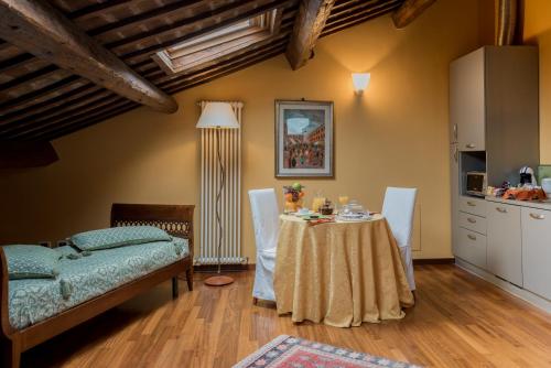 Piazza Nova Guest House في فيرّارا: غرفة طعام مع طاولة وكراسي