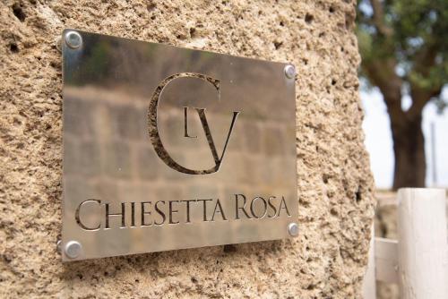 a sign on the side of a stone wall at Tenuta C'est la Vie in Ischia
