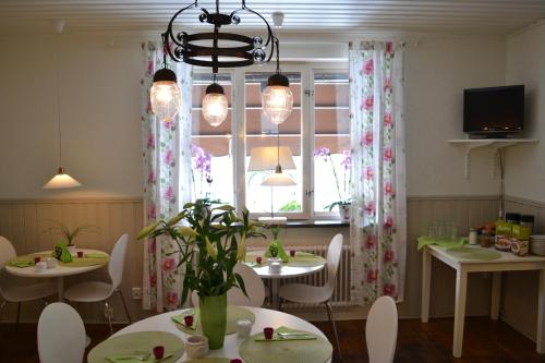 Hotell City في هسلهولم: غرفة طعام بها طاولات وكراسي ونافذة