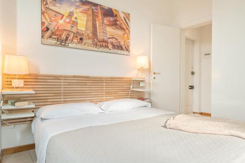 - une chambre avec un lit blanc et une peinture murale dans l'établissement Marconi Airport Cozy Dream Flat, à Bologne