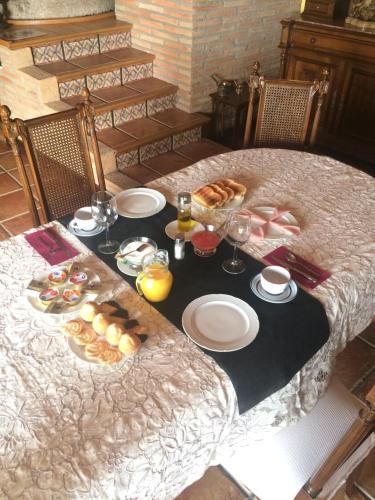 a table with a tray of food on a bed at El Molino de la Hiedra in Albeta