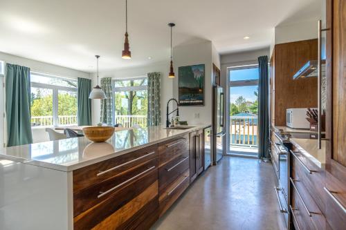 Η κουζίνα ή μικρή κουζίνα στο Hôtel Val-David - Appartements de la Gare
