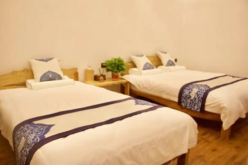 Un pat sau paturi într-o cameră la Eastwood Inn Xi'an