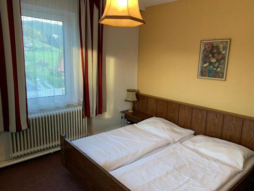 a bedroom with a bed and a window at Gasthof Seelhofer in Prigglitz