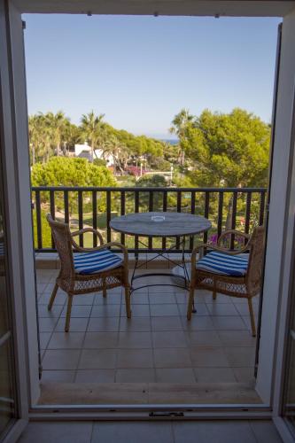 a patio with a table and chairs on a balcony at Apartamentos Parque Mar in Cala d´Or