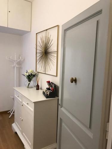 um quarto com uma porta branca e um armário branco em Romantic and Charming Apartments em Florença