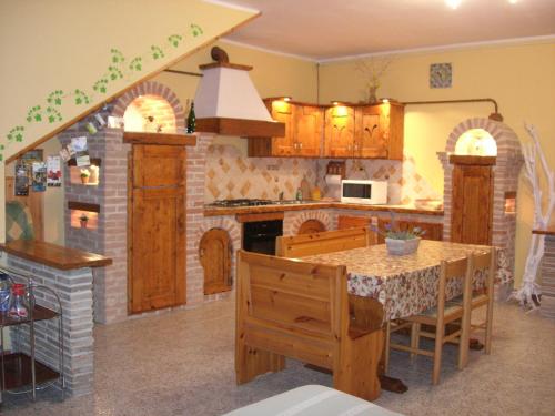 cocina con mesa y cocina con chimenea en Villa Finetti, en Gubbio