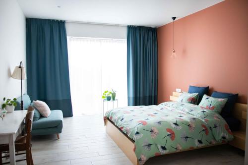 1 dormitorio con cama, escritorio y ventana en Barbos en Lembeke