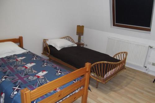 een slaapkamer met een bed en een tv. bij SCI AUBENIZEL 21 in Aubigny-aux-Kaisnes