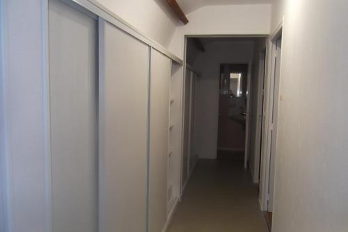 a hallway with white walls and a long corridor at SCI AUBENIZEL 21 in Aubigny-aux-Kaisnes