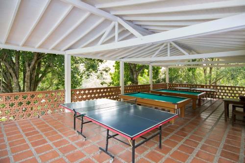 un patio con tavoli da ping pong su un pavimento in mattoni di Hotel el Tesoro a San Jerónimo