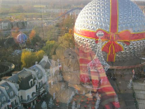a reflection of a large balloon with a bow at Gästehaus Tante Tienchen 7 Minuten zu Fuss zum Europa Park , plus kostenloses Parkplatzticket Rulantica ,alle unsere Suiten haben einen Balkon in Rust