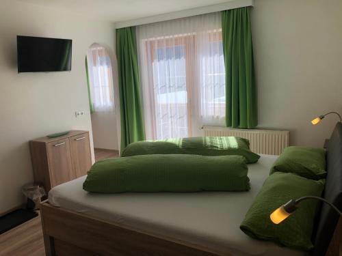 Un pat sau paturi într-o cameră la Haus Fuetsch