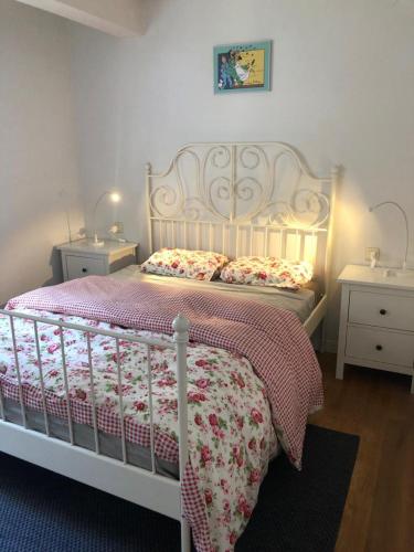 um quarto com uma cama branca e um cobertor rosa em bed and beach laredo em Laredo