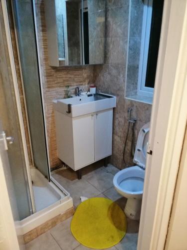 een badkamer met wastafel, douche en toilet bij Memory Homes MM H in Manchester