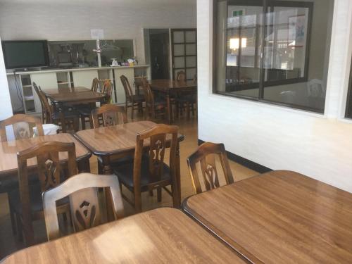comedor con mesas y sillas de madera en Homestay Dream / Vacation STAY 5063 en Uonuma