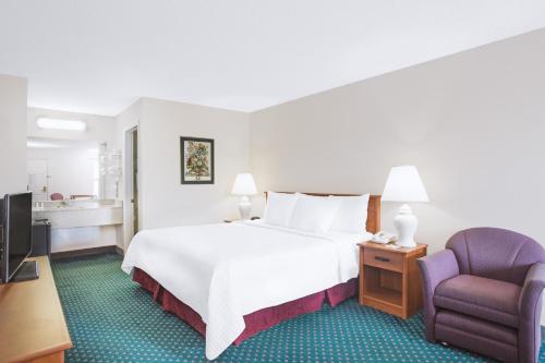 מיטה או מיטות בחדר ב-Days Inn by Wyndham Wytheville