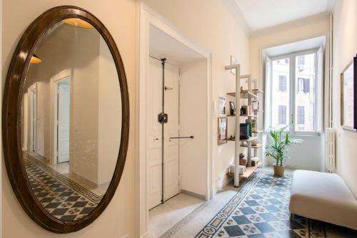 un corridoio con un grande specchio sul muro di Flat Three a Roma