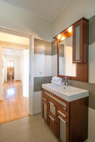 a bathroom with a sink and a mirror at Villa iliotropio in Skiathos