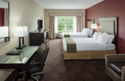 Postelja oz. postelje v sobi nastanitve Holiday Inn Express Anchorage, an IHG Hotel
