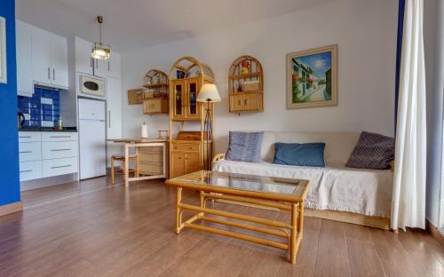 un soggiorno con divano e tavolo di Apartamento Brisa Del Mar ad Almuñécar