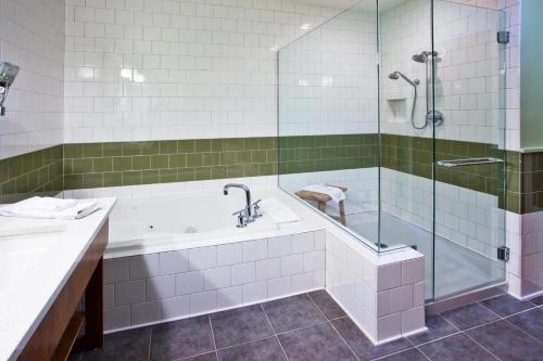 Un baño de Hotel Indigo Athens - University Area by IHG