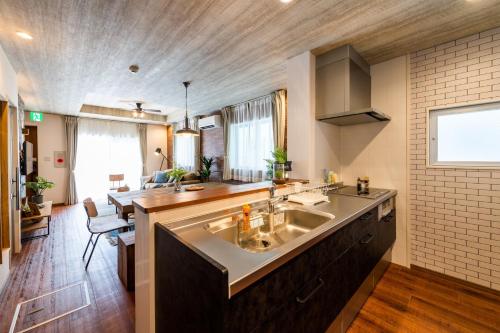 uma cozinha com um grande lavatório e um balcão em Ginowan - House / Vacation STAY 53141 em Ginowan