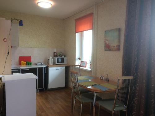 ペトロザヴォーツクにあるStudio at Vatutina 32のキッチン(テーブル付)、小さなキッチン(テーブル、椅子付)