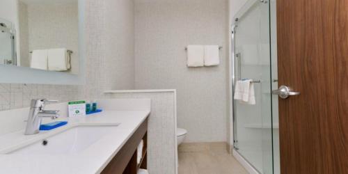 Vonios kambarys apgyvendinimo įstaigoje Holiday Inn Express - Alliance, an IHG Hotel