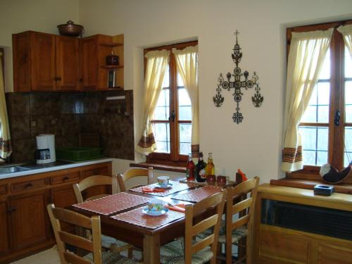 kuchnia z drewnianym stołem i jadalnią w obiekcie Frixos House w mieście Elati Zagori