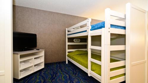 Katil dua tingkat atau katil-katil dua tingkat dalam bilik di Holiday Inn Express Hotel & Suites Fort Atkinson, an IHG Hotel