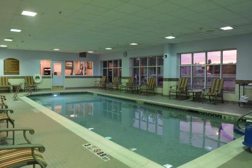 בריכת השחייה שנמצאת ב-Holiday Inn Express Hotel & Suites Watertown - Thousand Islands, an IHG Hotel או באזור
