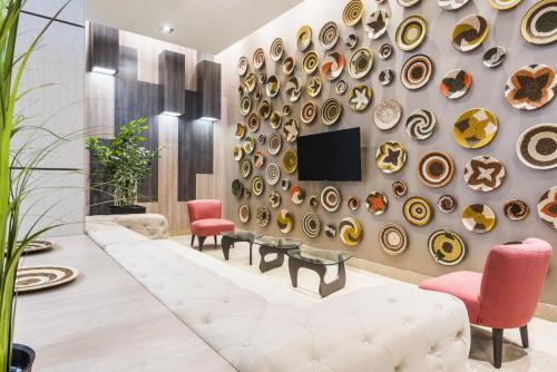 a living room with a wall of plates at Holiday Inn Express - Barranquilla Buenavista by IHG in Barranquilla