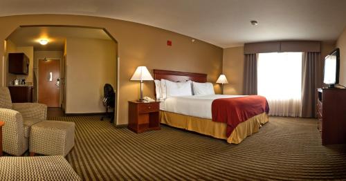 a hotel room with a bed and a window at Holiday Inn Express Walla Walla by IHG in Walla Walla